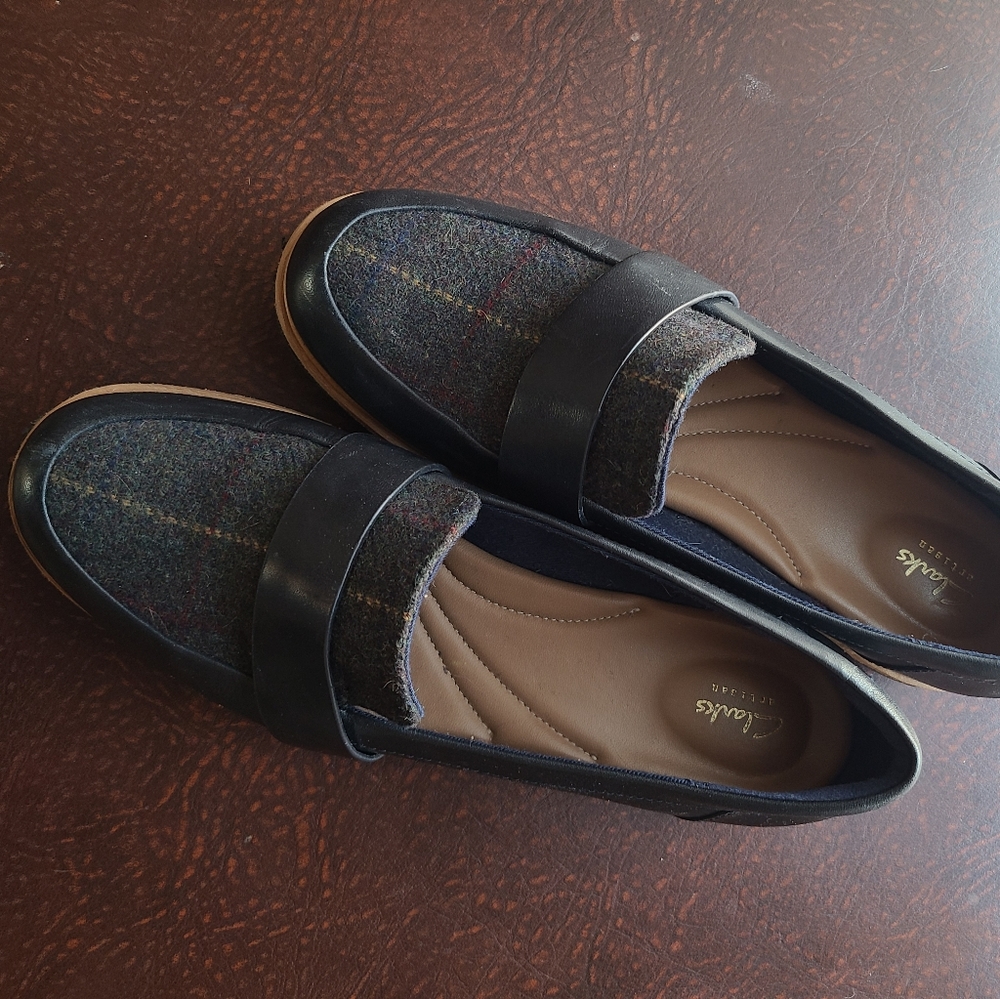 Clarks navy plaid loafer